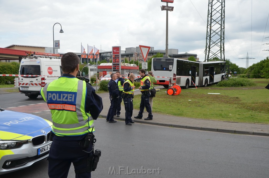 Schwerer Bus Unfall Koeln Porz Gremberghoven Neuenhofstr P161.JPG - Miklos Laubert